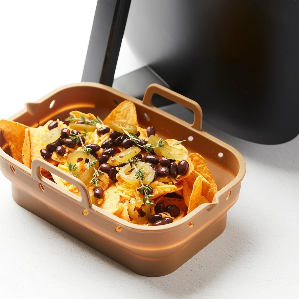 Crispy airfryer nachos with yellow pepper, red beans & thyme
