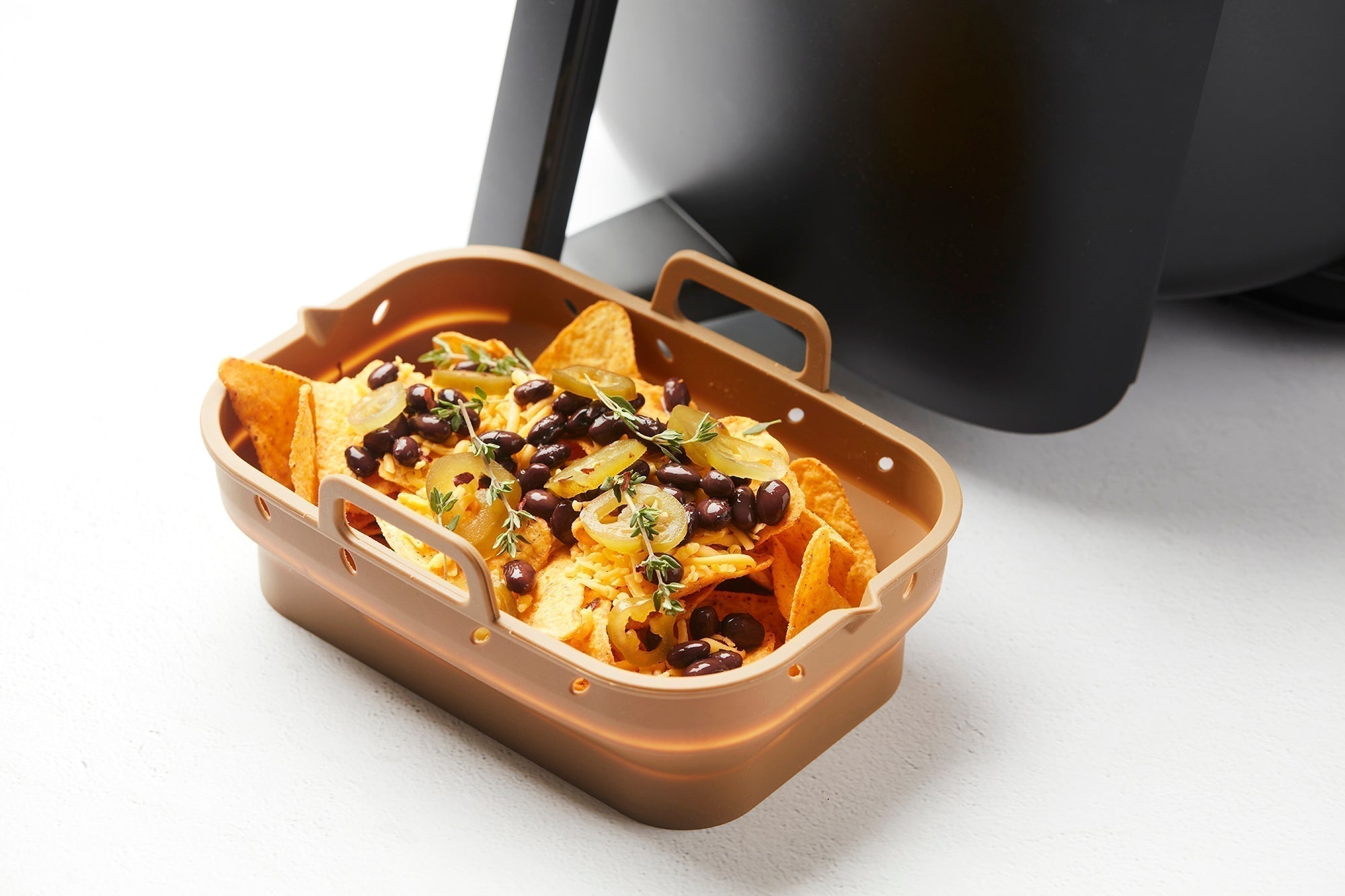 Crispy airfryer nachos with yellow pepper, red beans & thyme