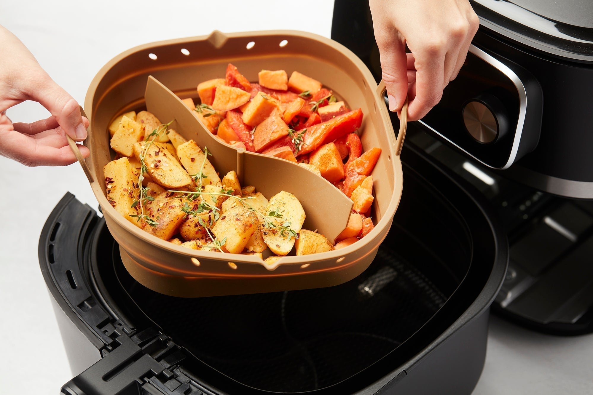 Crispy airfryer potatoes & carrots with thyme