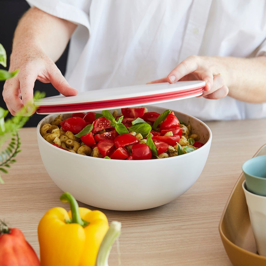Picnic with rPET: pasta pesto with cherry tomatoes & basil