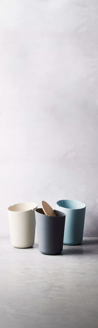 Poubelle en fibre de  bambou avec couvercle en bambou gris foncé