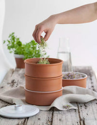 Terracotta kiemtoren met 3 schalen