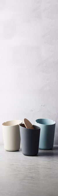 Poubelle en fibre de  bambou avec couvercle en bambou gris foncé