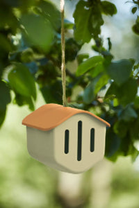 Maison à papillons en fibre de bambou taupe toit terre cuite