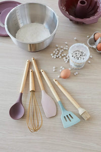 Ensemble de spatule, cuillère, fouet, spatule à trous et pinceau