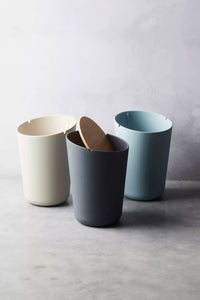 Poubelle en fibre de  bambou avec couvercle en bambou gris foncé