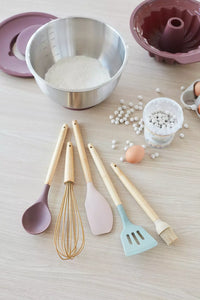 Ensemble de spatule, cuillère, fouet, spatule à trous et pinceau