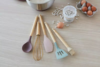 Ensemble de spatule, cuillère, fouet, spatule à trous et pinceau