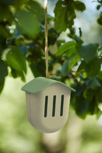 Maison à papillons en fibre de bambou taupe avec toit vert