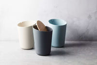 Poubelle en fibre de  bambou avec couvercle en bambou gris foncé