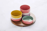Sharing Summer set van 3 schaaltjes uit steengoed en acacia dienblad 25x25x17cm
