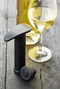 Wine preserving pump with 2 stoppers